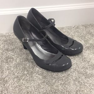 Women’s shoe worn once